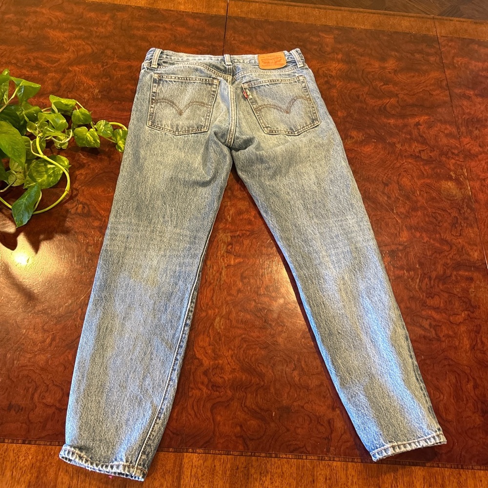Levi jeans size W27.